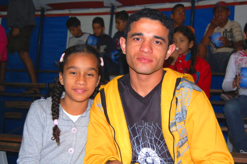 "Um dos filmes que mais gosto é Lisbela e o Prisioneiro", disse o morador da São Remo, Dário Cezar da Silva, com sua sobrinha Vaninha Carolina da Conceição de 12 anos "Um dos filmes que mais gosto é Lisbela e o Prisioneiro", disse o morador da São Remo, Dário Cezar da Silva, com sua sobrinha Vaninha Carolina da Conceição de 12 anos