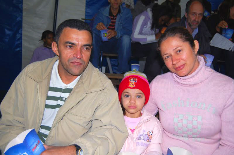 "Dificilmente assistimos a filmes pela correria do dia a dia", disse Raimundo de Moura Nascimento, acompanhado de sua esposa Neusa Ferreira Costa e a filha Thays Costa do Nascimento, de 4 anos Auricélia Maria Souza trouxe a filha Ana Julia de 1 ano e 4 meses, o Cassio de 11 e o Kauan de 5, e Karyne de 8 anos "Dificilmente assistimos a filmes pela correria do dia a dia", disse Raimundo de Moura Nascimento, acompanhado de sua esposa Neusa Ferreira Costa e a filha Thays Costa do Nascimento, de 4 anos Auricélia Maria Souza trouxe a filha Ana Julia de 1 ano e 4 meses, o Cassio de 11 e o Kauan de 5, e Karyne de 8 anos