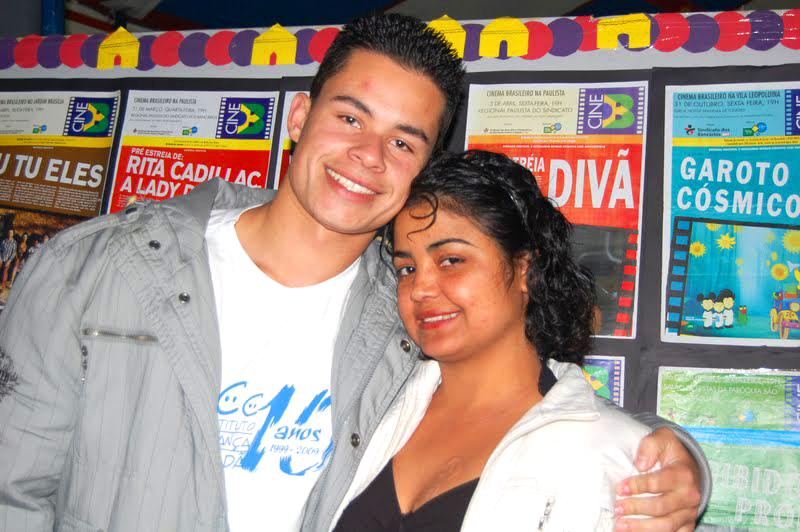 É o cara que fica no canhão de luz do circo e ajudou a organizar a sessão do Cine B de hoje, Thiago Bispo dos Santos e sua namorada Gilmara da Silva É o cara que fica no canhão de luz do circo e ajudou a organizar a sessão do Cine B de hoje, Thiago Bispo dos Santos e sua namorada Gilmara da Silva