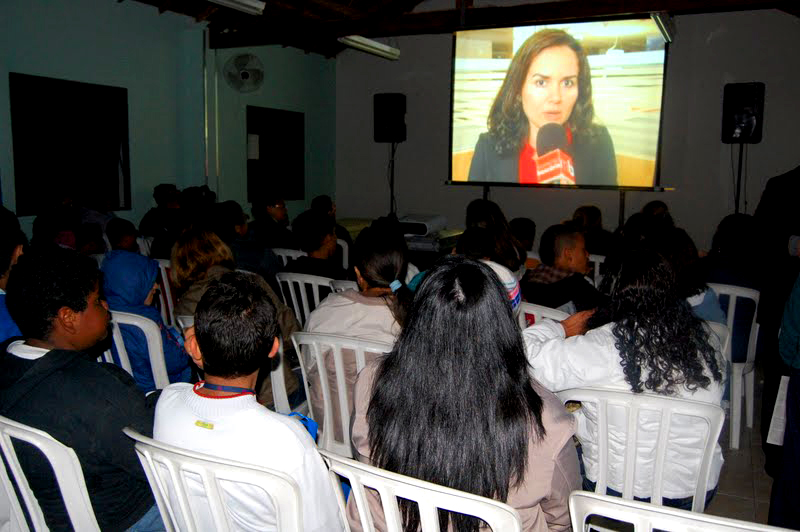 O público assiste a uma vinheta do Cine B, na cena, Juvândia Moreira, presidenta do Sindicato dos Bancários de São Paulo, Osasco e Região O público assiste a uma vinheta do Cine B, na cena, Juvândia Moreira, presidenta do Sindicato dos Bancários de São Paulo, Osasco e Região
