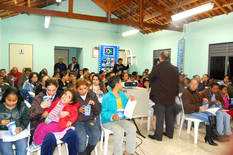 A sala ficou cheia de gente para assistir ao engraçado O casamento de Romeu e Julieta A sala ficou cheia de gente para assistir ao engraçado O casamento de Romeu e Julieta