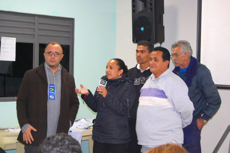 Na abertura do Cine B, Sivi faz a abertura ao lado de Cidálio Vieira Santos da Brazucah Produções, Donizete, Fil e Antônio, moradores do Residencial Na abertura do Cine B, Sivi faz a abertura ao lado de Cidálio Vieira Santos da Brazucah Produções, Donizete, Fil e Antônio, moradores do Residencial
