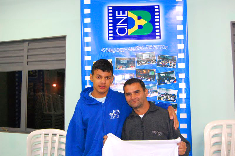 Rogério dos Santos Cardozo de 16 anos com seu pai Luiz Antônio Cardozo, moradores do Residencial Vila Nova Cachoeirinha Rogério dos Santos Cardozo de 16 anos com seu pai Luiz Antônio Cardozo, moradores do Residencial Vila Nova Cachoeirinha