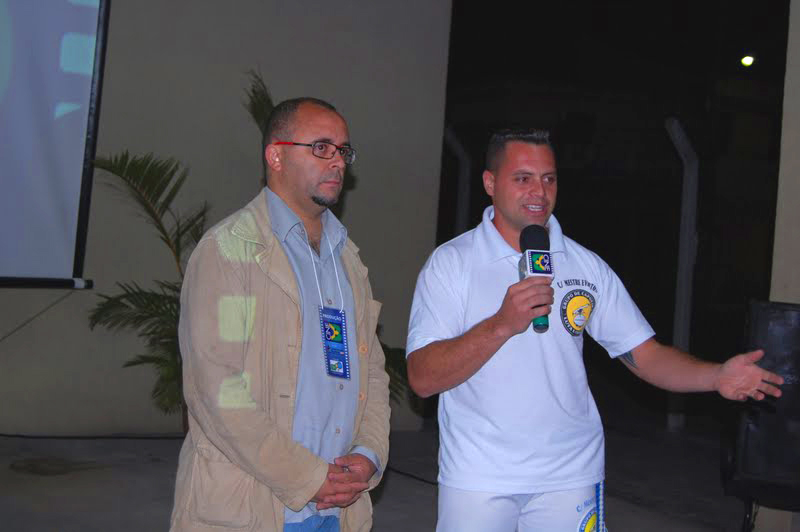 Mestre Everton do Grupo de Capoeira Luta e Conquista, ao lado de Cidálio da Brazucah Produções Mestre Everton do Grupo de Capoeira Luta e Conquista, ao lado de Cidálio da Brazucah Produções