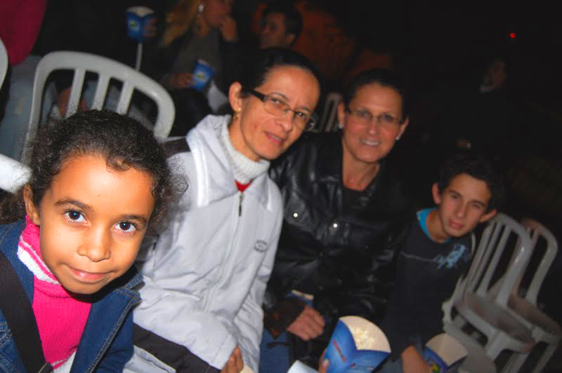 Leni Novaes Viana e sua cunhada Cleunice Ramos Silva com os filhos Maria Helena da Silva Lopes, de 9 anos e Igor Manoel da Silva Lopes, 12 Leni Novaes Viana e sua cunhada Cleunice Ramos Silva com os filhos Maria Helena da Silva Lopes, de 9 anos e Igor Manoel da Silva Lopes, 12