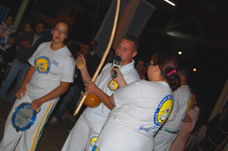 Deu para notar bem a diferença entre os ritmos tocados no berimbau: capoeira de Angola, mais lenta, enquanto a regional, mais agitada Deu para notar bem a diferença entre os ritmos tocados no berimbau: capoeira de Angola, mais lenta, enquanto a regional, mais agitada