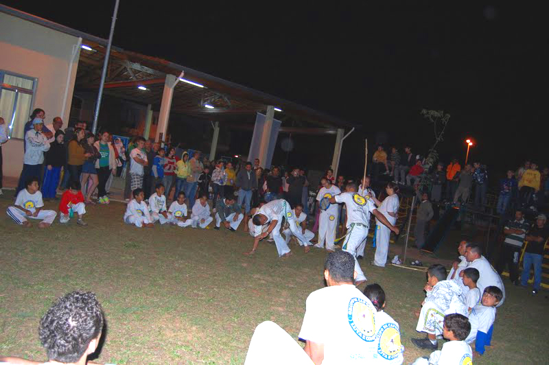 Todo público se levantou e, antes do filme, participaram da roda de capoeira Todo público se levantou e, antes do filme, participaram da roda de capoeira