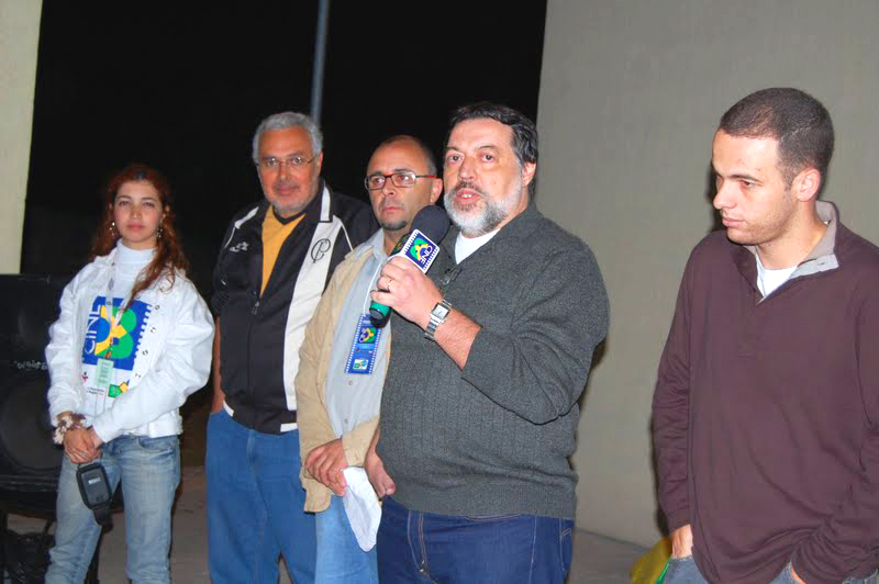 Na abertura da exibição, Luiz ao microfone Na abertura da exibição, Luiz ao microfone