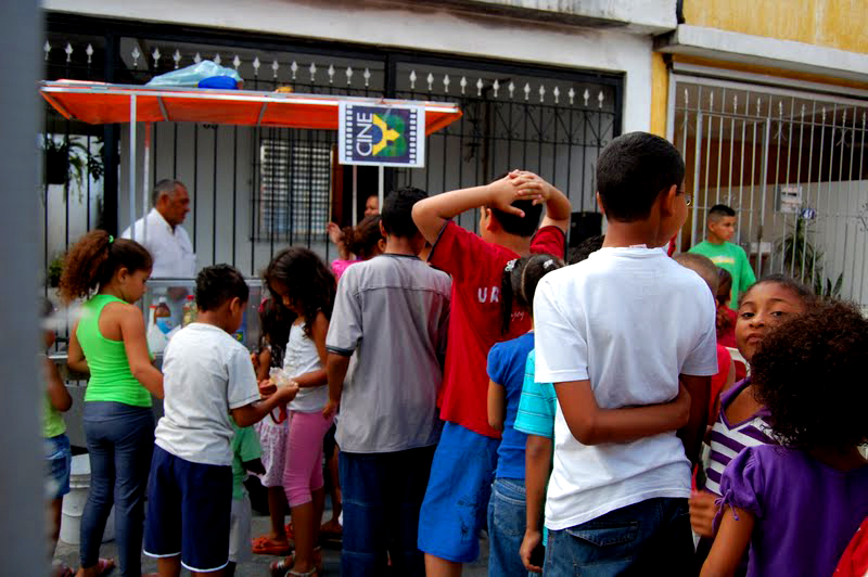 A criançada aproveitou a pipoca do seu Antônio A criançada aproveitou a pipoca do seu Antônio