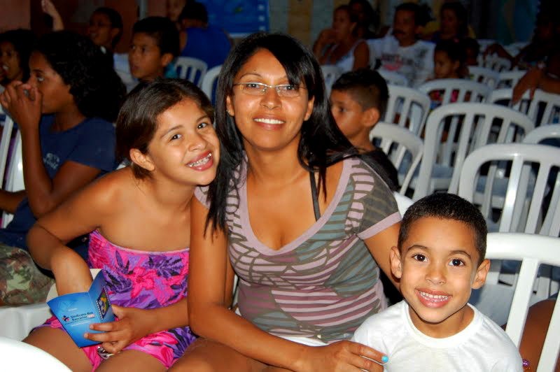 A moradora da Cohab Raposo Tavares, com seus filhos Pedro Vinícius Neris de Vasconcelos e Giovanna Neris Fumero A moradora da Cohab Raposo Tavares, com seus filhos Pedro Vinícius Neris de Vasconcelos e Giovanna Neris Fumero