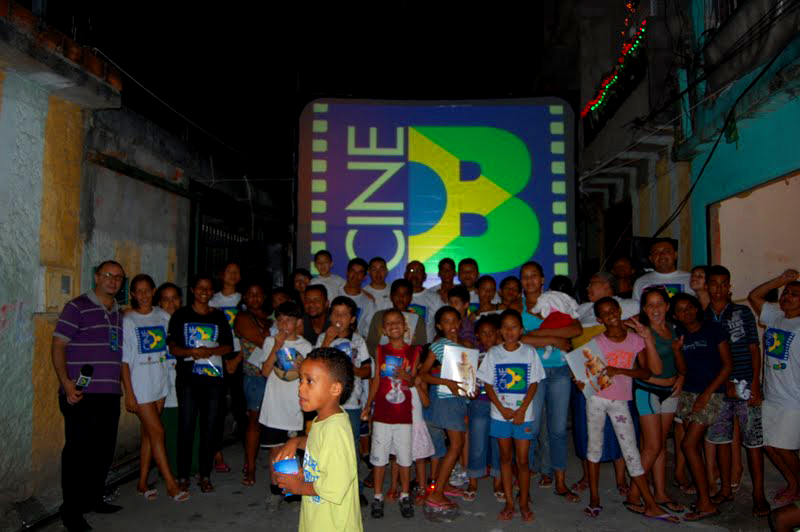Os sortudos da noite da exibição em Raposo Tavares, que levaram para casa camisetas do Cine B e livros da exposição Corpo Humano Os sortudos da noite da exibição em Raposo Tavares, que levaram para casa camisetas do Cine B e livros da exposição Corpo Humano