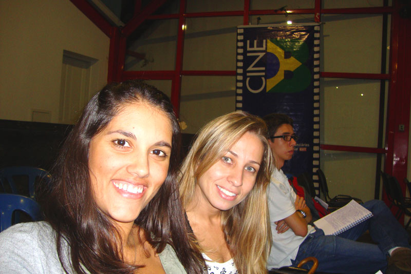 "Passamos aqui em frente e resolvemos vir assistir", disseram Rafaela Luz e Eva Cordeiro "Passamos aqui em frente e resolvemos vir assistir", disseram Rafaela Luz e Eva Cordeiro