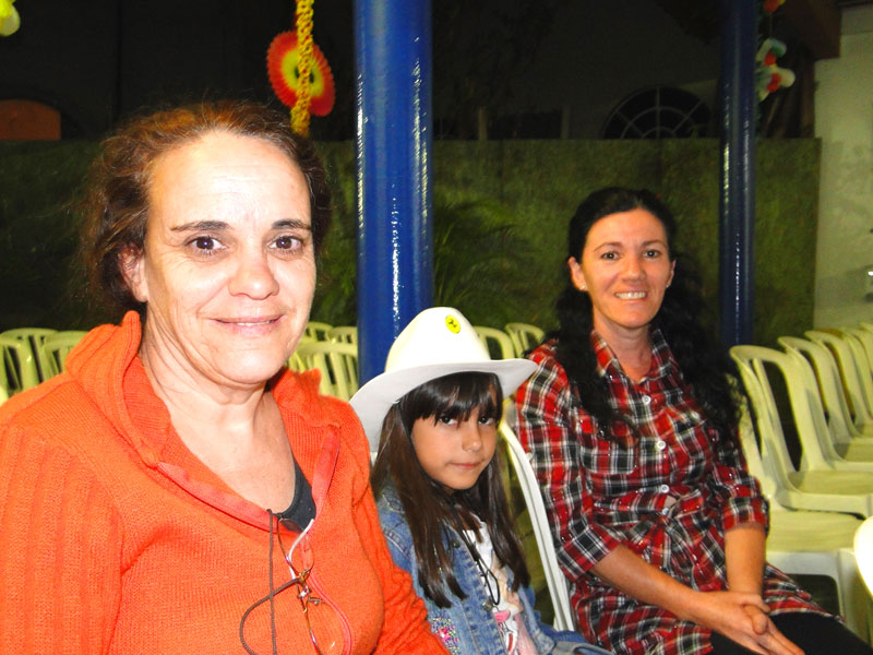 "Passeamos no shopping e já íamos pra casa quando vimos que ia ter cinema, aí viemos conferir", diz Edna Maria Matos, acompanhada da sobrinha Sabrina Matos, 7 e a mãe, Elenice Matos Goés "Passeamos no shopping e já íamos pra casa quando vimos que ia ter cinema, aí viemos conferir", diz Edna Maria Matos, acompanhada da sobrinha Sabrina Matos, 7 e a mãe, Elenice Matos Goés