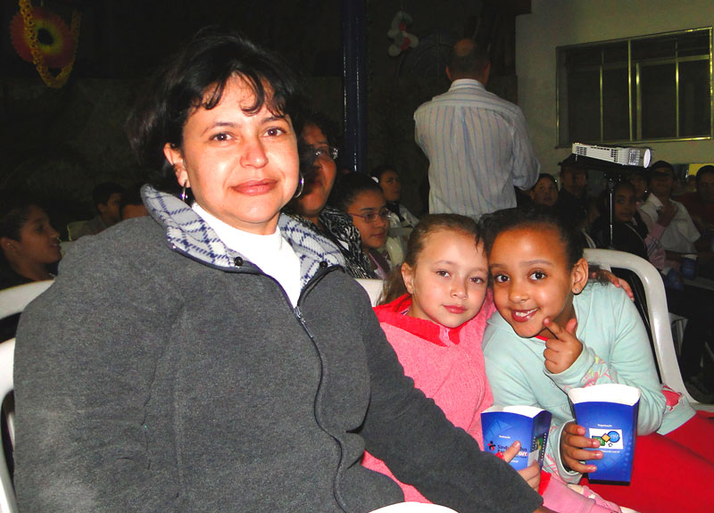 A moradora do Campo Limpo, Sonia da Consolação trouxe a filha Krhistin Barnes Simões Rocha, e a amiga Larissa De Castrto, ambas de 6 anos A moradora do Campo Limpo, Sonia da Consolação trouxe a filha Krhistin Barnes Simões Rocha, e a amiga Larissa De Castrto, ambas de 6 anos