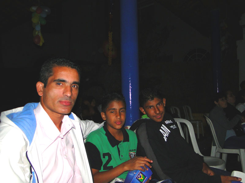 Jonas Rodrigues trouxe seus filhos Daniel Oliveira, 13 e Matheus, 14, para esta exibição do Cine B em Campo Limpo Jonas Rodrigues trouxe seus filhos Daniel Oliveira, 13 e Matheus, 14, para esta exibição do Cine B em Campo Limpo