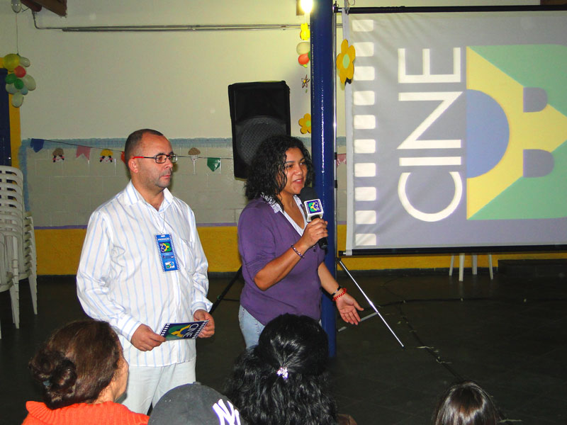 Juliana Gonçalves, coordenadora de cerimonial da Igreja e catequista, na abertura do Cine B, com Cidálio Vieira Santos, coordenador do Cine B uliana Gonçalves, coordenadora de cerimonial da Igreja e catequista, na abertura do Cine B, com Cidálio Vieira Santos, coordenador do Cine B