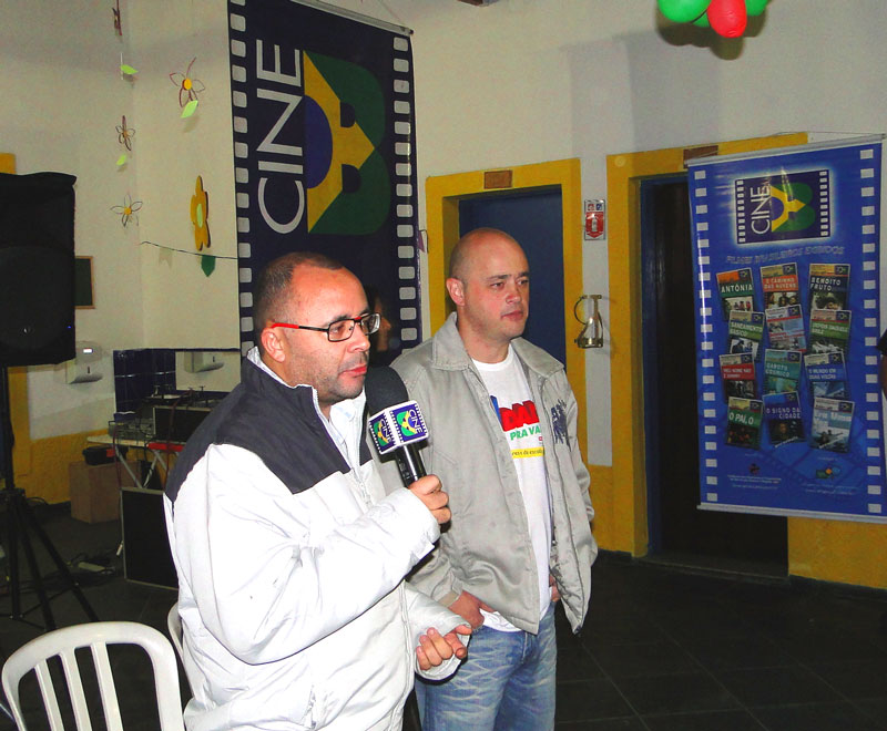 "Indico a todos seguir a programação do Cine B, é um projeto que todo mundo é sempre bem vindo", disse Alberto, morador da zona sul, ao lado de Cidálio Vieira Santos "Indico a todos seguir a programação do Cine B, é um projeto que todo mundo é sempre bem vindo", disse Alberto, morador da zona sul, ao lado de Cidálio Vieira Santos
