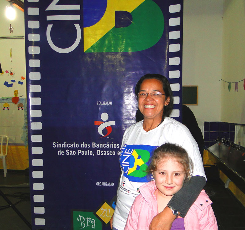 Elizabete Maciel, diretora da EE. Professor Doutor Clóvis de Oliveira, que na foto está acompanhada de sua aluna Elizabete Maciel, diretora da EE. Professor Doutor Clóvis de Oliveira, que na foto está acompanhada de sua aluna