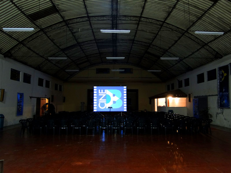O salão do Santuário antes do publico chegar O salão do Santuário antes do publico chegar