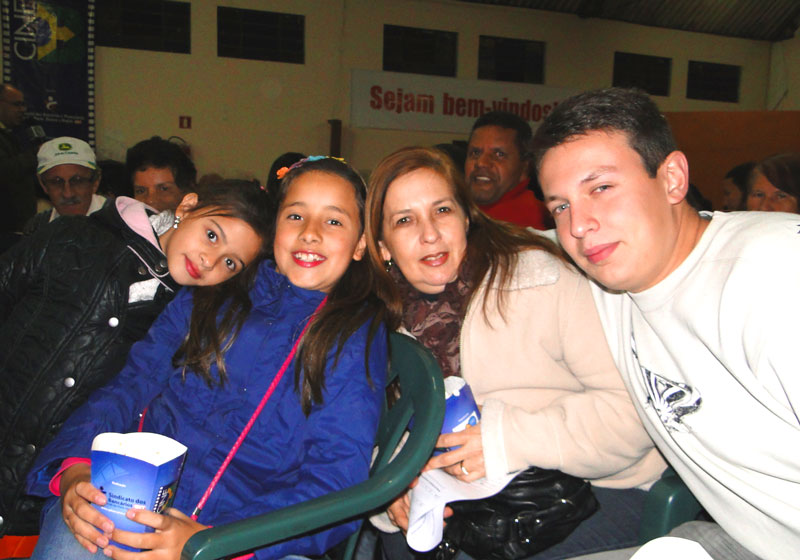 Fatima da Rocha Fontes, com seu filho Tiago Rocha Fontes, e as sobrinhas Luana Carolina Graton Sila de 11 anos e sua irmã Julia Catarina, 6 Fatima da Rocha Fontes, com seu filho Tiago Rocha Fontes, e as sobrinhas Luana Carolina Graton Sila de 11 anos e sua irmã Julia Catarina, 6
