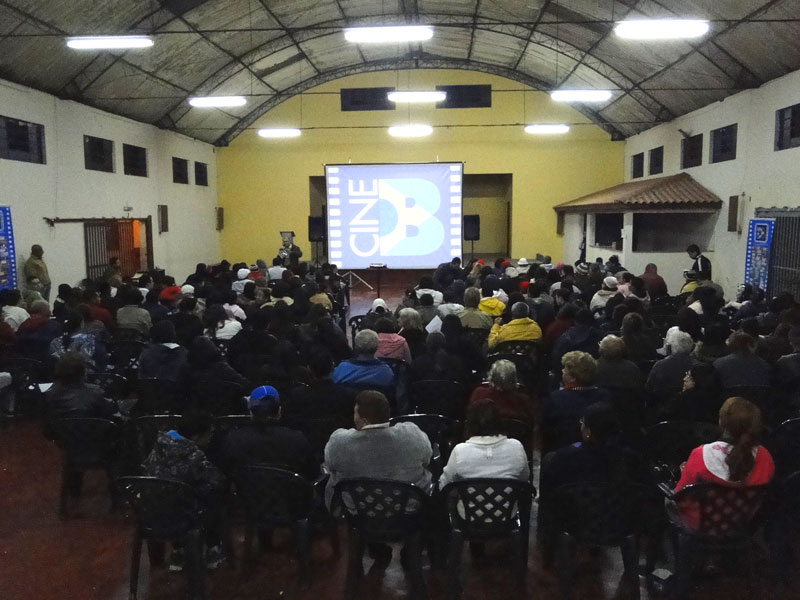 Publico já acomodado para assistir ao filme O contador de histórias no Cine B em Parque do Carmo Publico já acomodado para assistir ao filme O contador de histórias no Cine B em Parque do Carmo