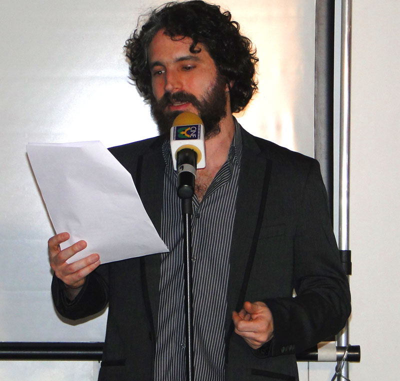 O ator Caco Ciocler apresenta os homenageados