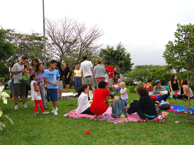 Um domingo agradável na praça entre os moradores de Alto de Pinheiro, Lapa e Vila Anglo Brasileira Um domingo agradável na praça entre os moradores de Alto de Pinheiro, Lapa e Vila Anglo Brasileira