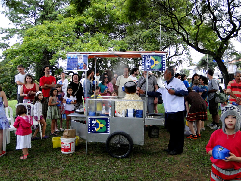 Seu Antônio Nascimento, pipoqueiro oficial do projeto, preparando o clássico aperitivo do cinema Seu Antônio Nascimento, pipoqueiro oficial do projeto, preparando o clássico aperitivo do cinema