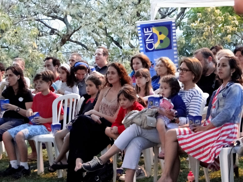 O filme "Eu e meu guarda chuva", de Toni Vanzolini, prende a atenção do público O filme "Eu e meu guarda chuva", de Toni Vanzolini, prende a atenção do público