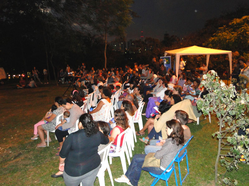 130 pessoas estiveram presentes na exibição do Cine B na Praça Amadeu Decome, zona oeste de São Paulo 130 pessoas estiveram presentes na exibição do Cine B na Praça Amadeu Decome, zona oeste de São Paulo