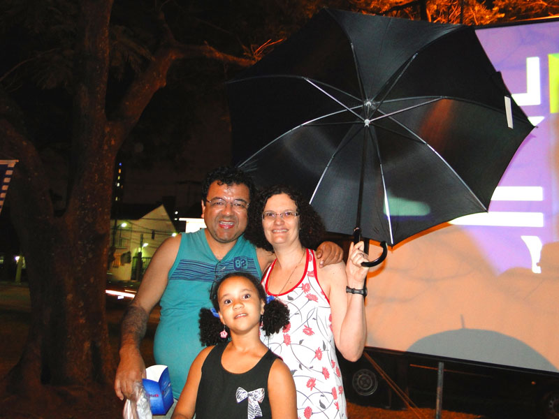 A ganhadora do guarda chuva, Silvia Julian, com o marido, Max Leon e a filha Luciana, 7 A ganhadora do guarda chuva, Silvia Julian, com o marido, Max Leon e a filha Luciana, 7