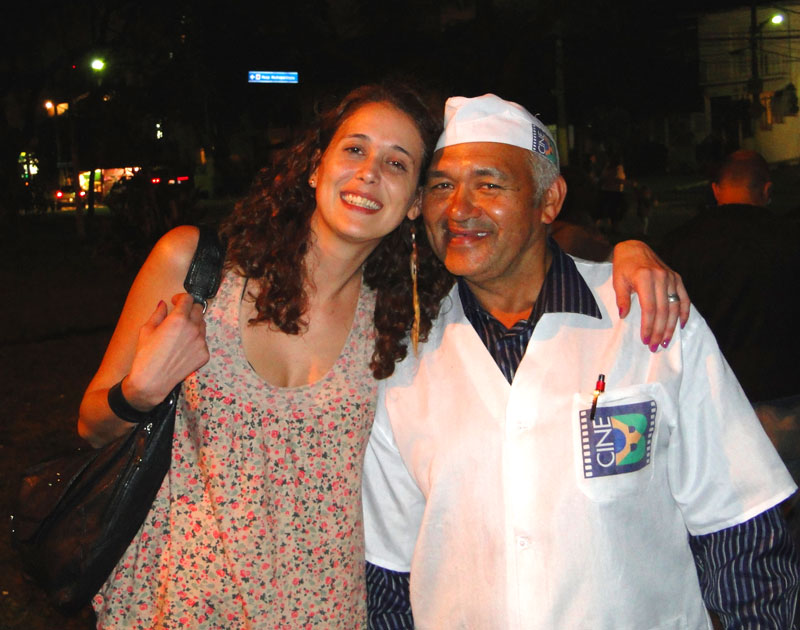 Izabela Bueno, do projeto "Quanto vale uma canção", que acontece toda terceira quinta-feira do mês no Teatro da Vila, com o pipoqueiro Antônio Izabela Bueno, do projeto "Quanto vale uma canção", que acontece toda terceira quinta-feira do mês no Teatro da Vila, com o pipoqueiro Antônio