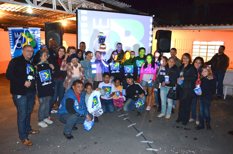 No final da sessão, a clássica foto com os sortudos que levaram para casa os prêmios do CineB No final da sessão, a clássica foto com os sortudos que levaram para casa os prêmios do CineB