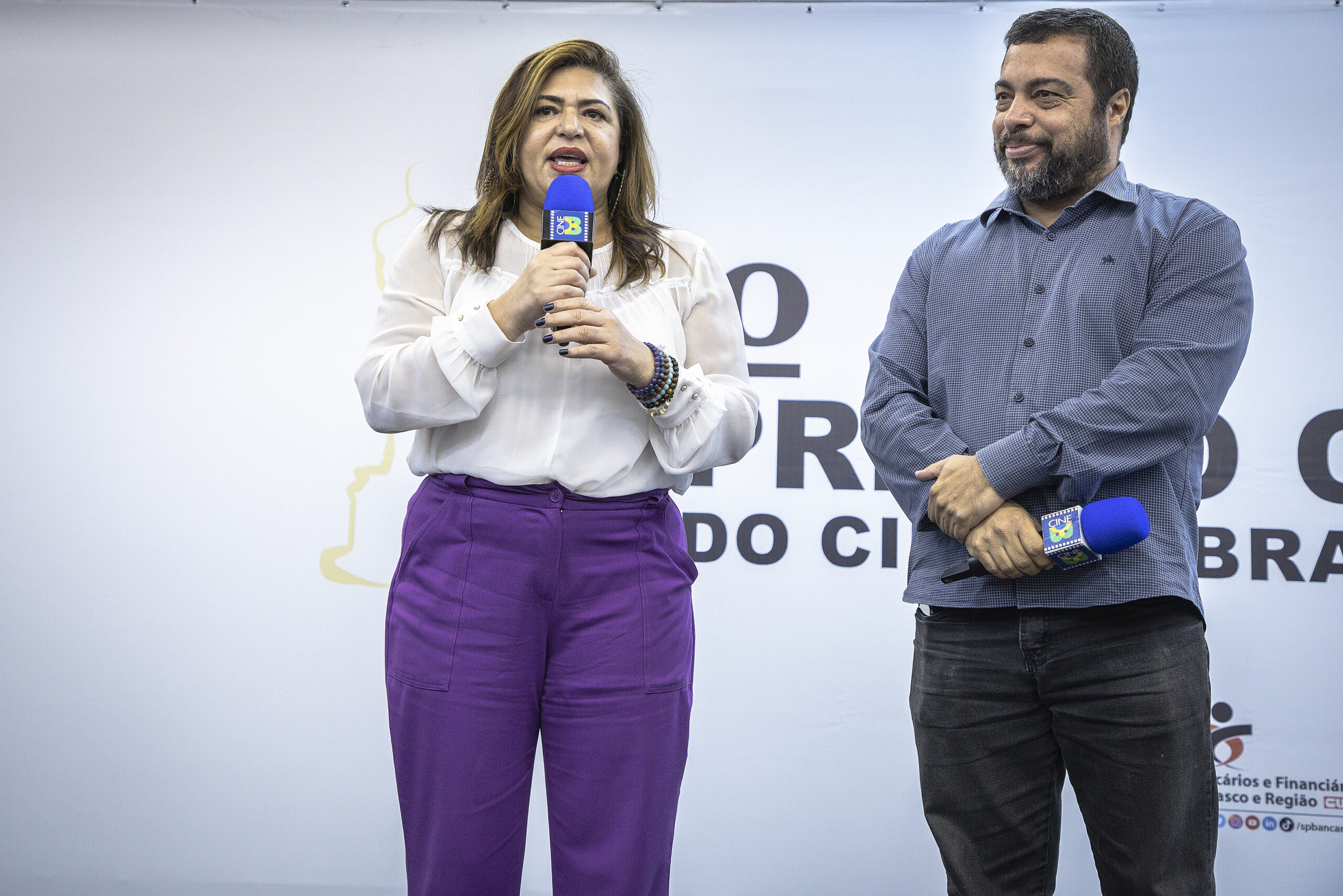 A presidenta do Sindicato dos Bancários, Neiva Riveiro, e o deputado Luiz Cláudio Marcolino abrindo a celebração no auditório Azul