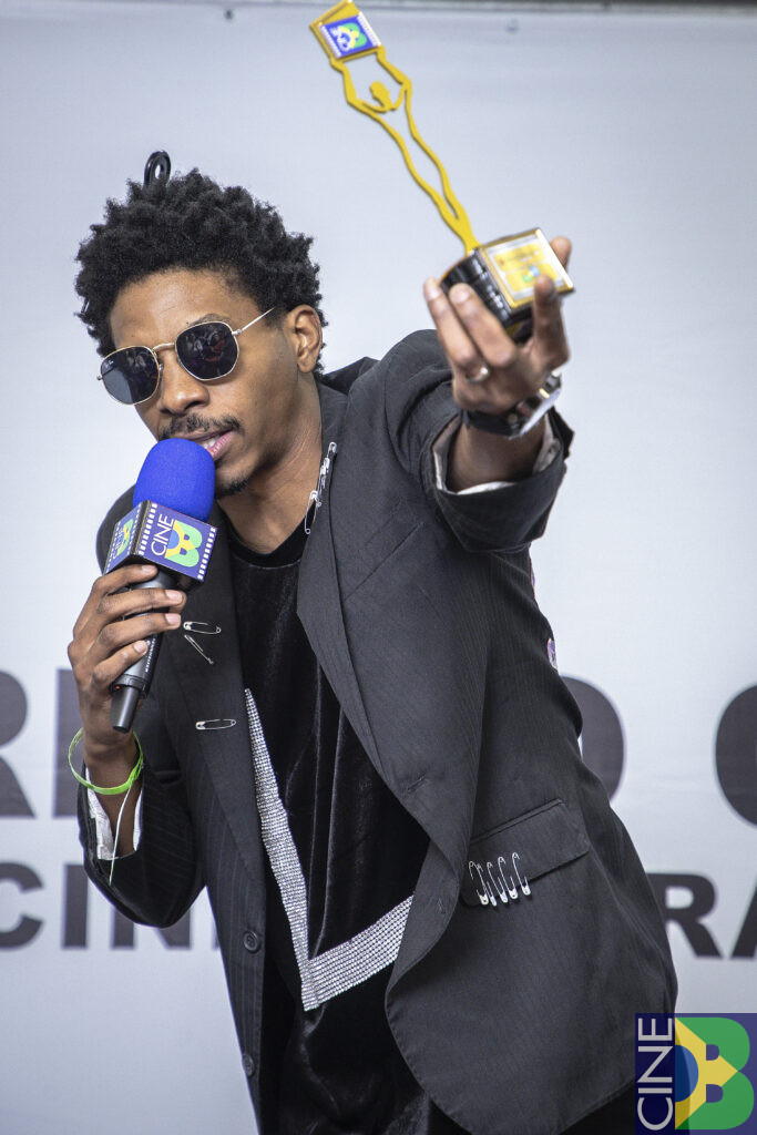 Lucas Penteado em seu discurso após receber o premio por sua participação no filme "Nosso Sonho" (2023)