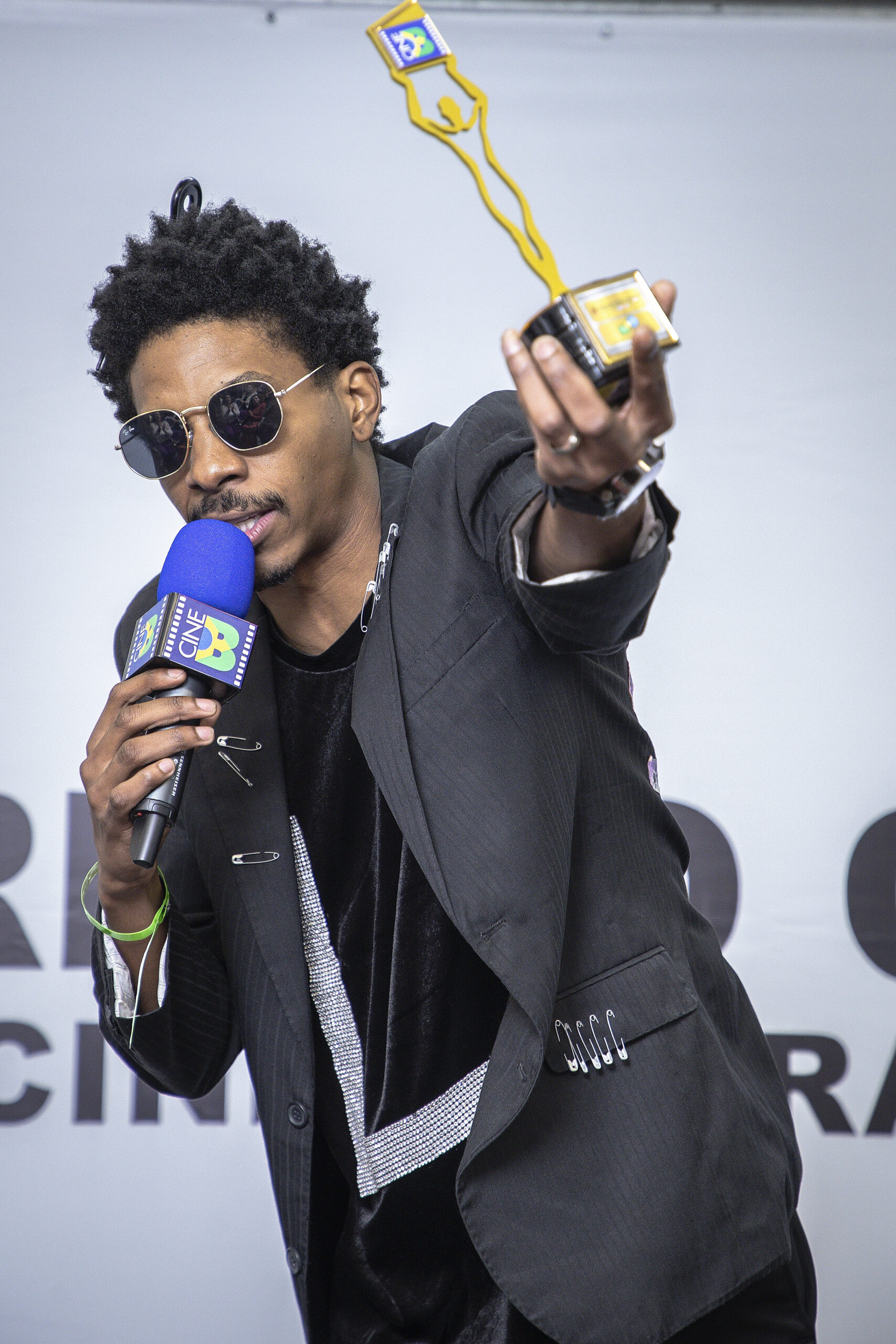 Lucas Penteado em seu discurso após receber o premio por sua participação no filme "Nosso Sonho" (2023)