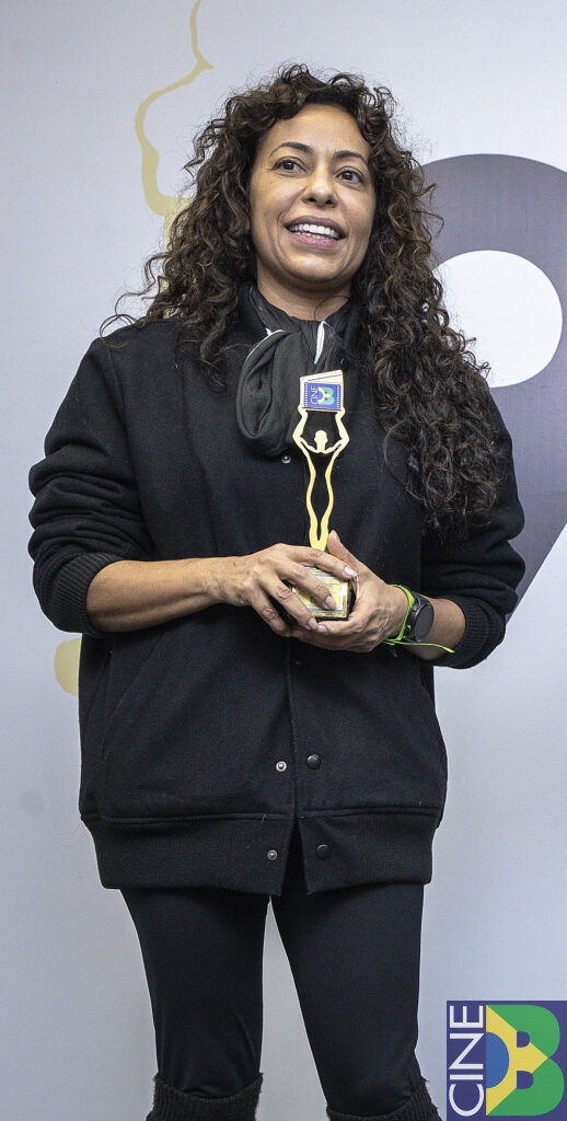 A atriz Samantha Schmütz recebe o prêmio por Tô Ryca 2 (2022)