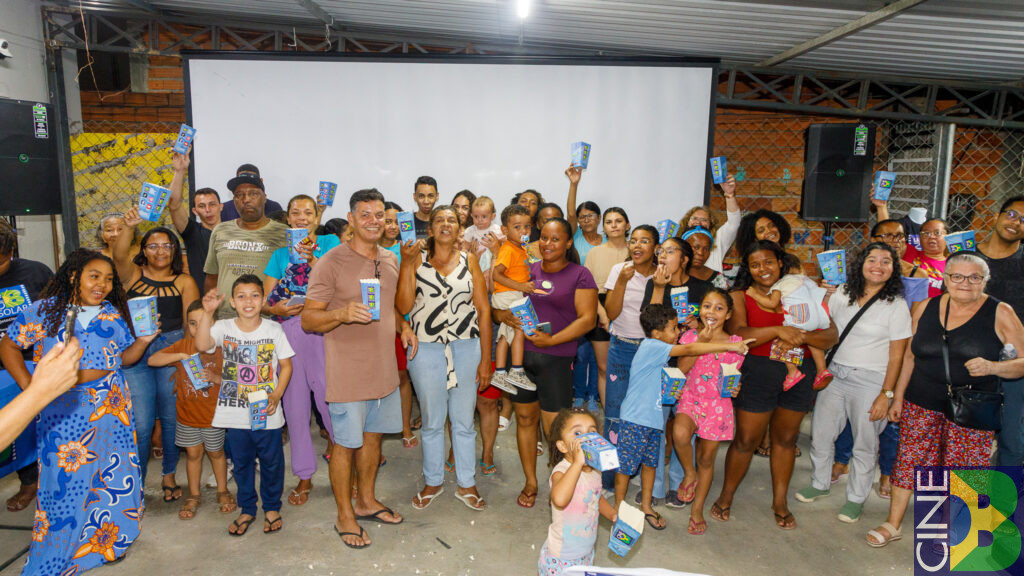 Comunidade da Vila Santo Henrique reunida no final do filme