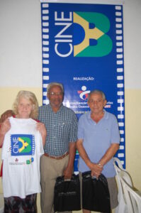 Na foto, Lucia Dulce Diesel Procópio e Otávio Florencio, que nunca tinha ido ao cinema até hoje, e entre eles, Franscisco Umberto Prolúdio, vice-presidente da associação, que "há muito tempo não ia num cinema"