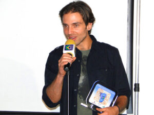 Kim Riccelli, filho de Bruna Lombardi e Carlos Alberto Riccelli recebe prêmio em homenagem aos pais, pelo filme "Signo da Cidade". O casal está divulgando seu novo filme "Onde está a felicidade", vencedor no Festival de Paulínia 2011, na escolha do público