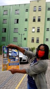 Ana Célia ao receber o cartaz da sessão